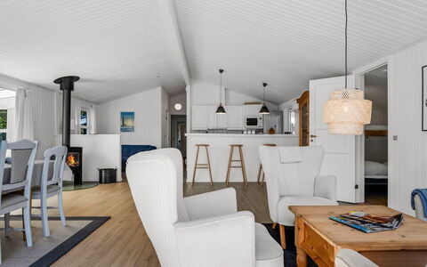 Balthasar - 400M from the Sea: Möbel, Interior Design, Holz, Flooring, Decke, Fussboden, Zuhause, Stuhl, Couch, Wohnzimmer
