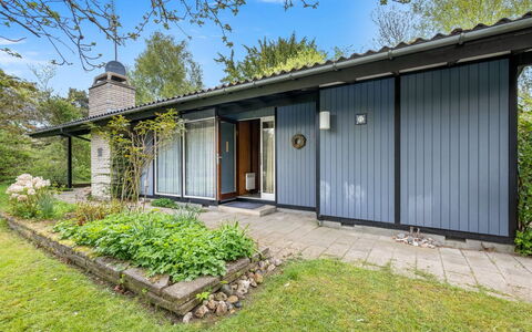 Aatos - 150M from the Sea: Estate, Schatten, Auffahrt, Bauernhaus