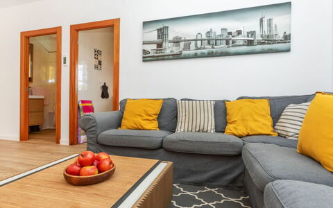 Antem: Möbel, Interior Design, Flooring, Couch, Fussboden, Wand, Holz, Zimmer, Wohnung, Wohnzimmer