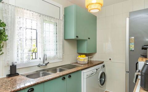 Antem: Major Appliance, Interior Design, Küche, Countertop, Küchengerät, Flooring, Cabinetry, Decke, Waschmaschine, Fussboden