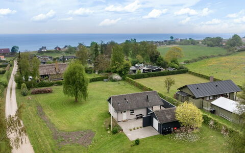 Andine - 250M from the Sea: Haus, Wohngebiet, Dach, Landschaft, Zuhause, Einfach, Ländliches Gebiet, Grundstueck, Hütte, Menschliche Siedlung