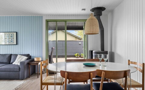 Andine - 250M from the Sea: Möbel, Interior Design, Flooring, Holz, Tabelle, Fussboden, Küche & Esszimmer Tisch, Esszimmer, Decke, Stuhl