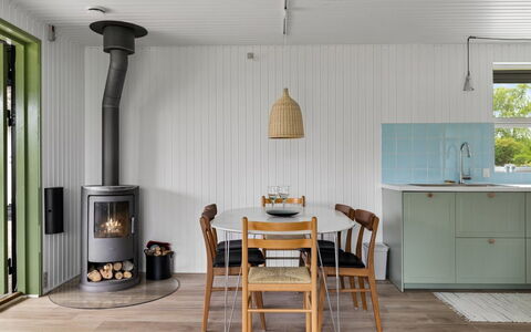 Andine - 250M from the Sea: Flooring, Holz, Möbel, Fussboden, Interior Design, Küche, Decke, Küchengerät, Countertop, Zuhause