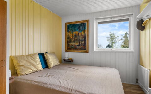 Andine - 250M from the Sea: Holz, Flooring, Interior Design, Fussboden, Schlafzimmer, Decke, Zimmer, Bett, Bettdecke, Bedding