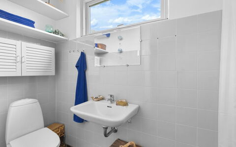 Andine - 250M from the Sea: Badezimmer, Toilleten Sitz, Armatur, Sinken, Toilette, Bad Sink, Interior Design, Flooring, Zapfhahn, Fussboden