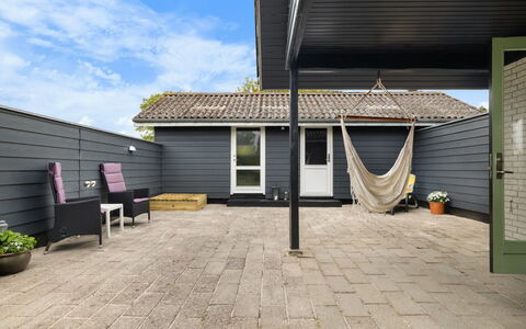 Andine - 250M from the Sea: Flooring, Fussboden, Zuhause, Schatten, Verbundwerkstoff, Tür, Gartenmöbel, Abstellgleis, Veranda, Hinterhof