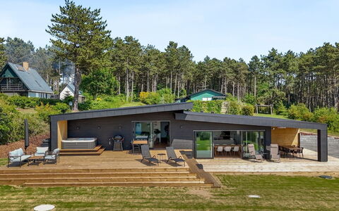Arjuna - 750M from the Sea: Holz, Zuhause, Veranda, Deck, Hartholz, Dach, Holzbeize, Holzboden, Eco Hotel