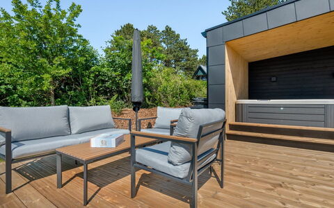 Arjuna - 750M from the Sea: Holz, Zuhause, Veranda, Deck, Hartholz, Dach, Holzbeize, Holzboden, Eco Hotel