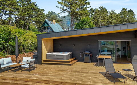 Arjuna - 750M from the Sea: Holz, Zuhause, Veranda, Deck, Hartholz, Dach, Holzbeize, Holzboden, Eco Hotel