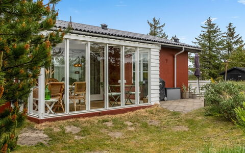 Kaare - 250M from the Sea: Möbel, Gartenmöbel, Geschirr, Tabelle, Drinkware, Stuhl, Tisch Im Freien, Essen, Flasche