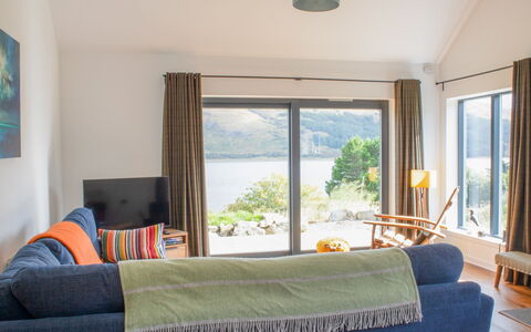 Tigh Na Allt: Möbel, Interior Design, Flooring, Couch, Textil, Zimmer, Fussboden, Beleuchtung, Zuhause, Wohnzimmer
