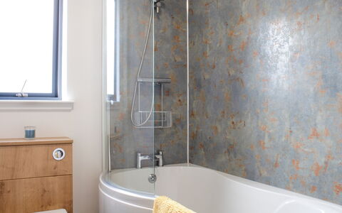 Tigh Na Allt: Armatur, Installation, Badezimmer, Zapfhahn, Light Fixture, Sinken, Duschkopf, Fliese, Bad Sink