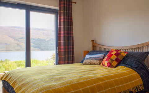 Tigh Na Allt: Möbel, Interior Design, Schlafzimmer, Holz, Linens, Bett, Textil, Bedding, Flooring, Bettdecke