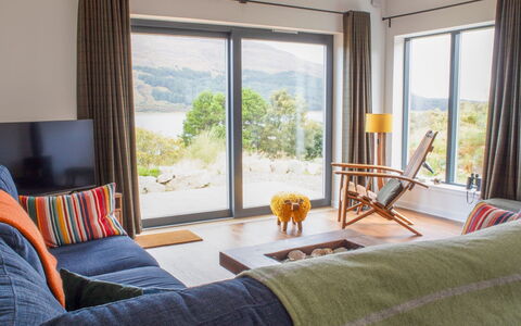 Tigh Na Allt: Möbel, Interior Design, Couch, Zimmer, Flooring, Textil, Fussboden, Zuhause, Beleuchtung, Dekokissen