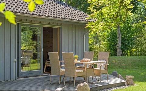 Steffenie - 250M from the Sea: Holz, Zuhause, Veranda, Deck, Hartholz, Dach, Holzbeize, Holzboden, Eco Hotel