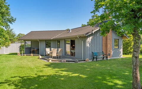 Steffenie - 250M from the Sea: Holz, Zuhause, Veranda, Deck, Hartholz, Dach, Holzbeize, Holzboden, Eco Hotel
