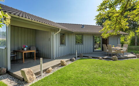 Steffenie - 250M from the Sea: Holz, Zuhause, Veranda, Deck, Hartholz, Dach, Holzbeize, Holzboden, Eco Hotel