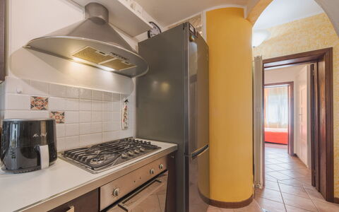 Appartamento Brezza Marina: Flooring, Interior Design, Küche, Major Appliance, Fussboden, Decke, Countertop, Küchengerät, Zimmer, Beleuchtung