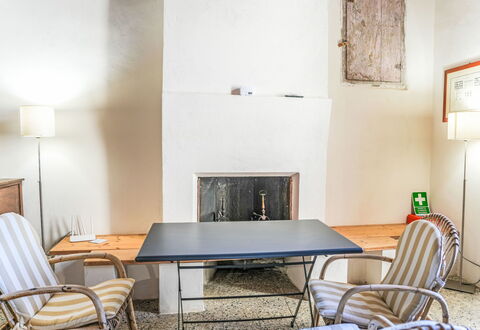 Perri: Möbel, Flooring, Interior Design, Holz, Fussboden, Tabelle, Stuhl, Beleuchtung, Zimmer, Wohnzimmer