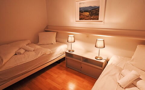 La Prada Wohnung 119: Gebäude, Haus, Wohngebiet, Zuhause, Strauch, Dach, Hütte, Estate, Garten