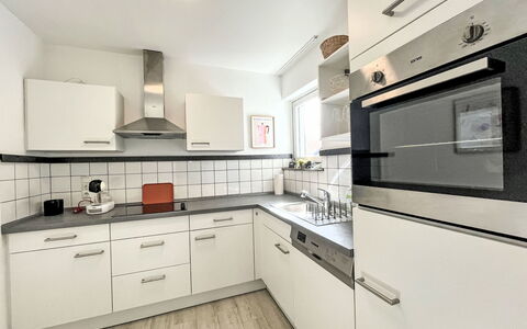 Apartment Magdalena: Küche, Küchengerät, Countertop, Cabinetry, Major Appliance, Flooring, Interior Design, Haushaltsgerät, Herd, Fussboden