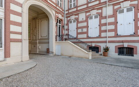 L'Hôtel de Paris: Tür, Formen, Home Door, Symmetrie, Daylighting, Balkon