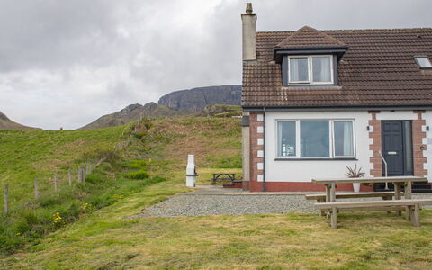 Quiraing Cottage: Wand, Fassade, Zuhause, Tür, Hütte, Estate, Steinwand, Schiebefenster, Villa, Bauernhaus