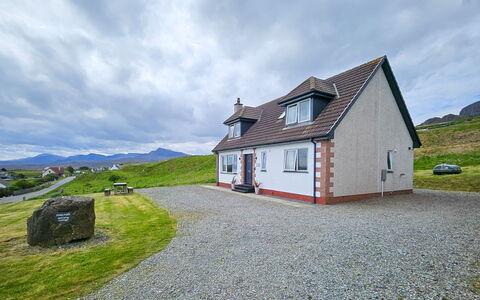 Quiraing Cottage: Wand, Fassade, Zuhause, Tür, Hütte, Estate, Steinwand, Schiebefenster, Villa, Bauernhaus