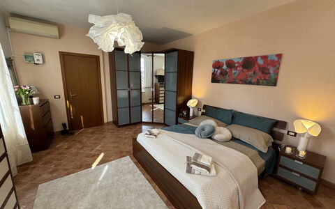 Anna: Möbel, Bett, Interior Design, Schlafzimmer, Flooring, Fussboden, Bettdecke, Bedding, Zimmer, Holz