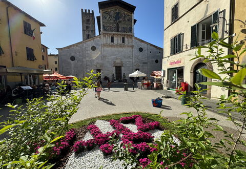Anna: Gebäude, Fenster, \Stadt, Fassade, Blumentopf, Regenschirm, Tisch Im Freien, Gartenmöbel, Stadtplatz, Zimmerpflanze
