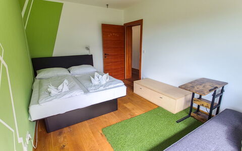 Villa Techelsberg: Holz, Flooring, Fussboden, Interior Design, Möbel, Schlafzimmer, Bett, Bettrahmen, Zimmer, Decke