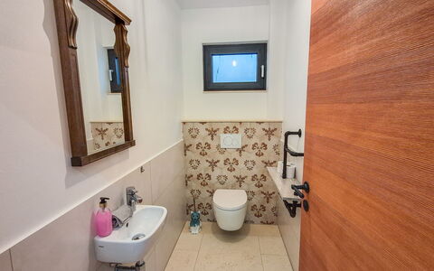 Villa Techelsberg: Badezimmer, Armatur, Flooring, Toilleten Sitz, Fussboden, Bad Sink, Toilette, Zapfhahn, Interior Design, Installation