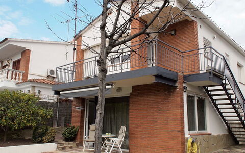 Estiu: Eigentum, Haus, Wohngebiet, Gebäude, Nachbarschaft, Zuhause, Grundeigentum, Die Architektur, Fassade, Balkon