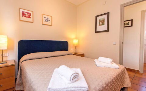 Estiu: Schlafzimmer, Bett, Zimmer, Möbel, Bettdecke, Eigentum, Bedding, Bettrahmen, Matratze, Interior Design