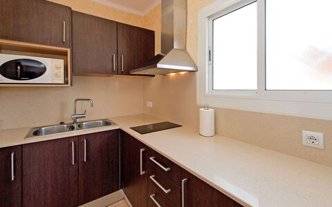 Estiu: Countertop, Zimmer, Eigentum, Möbel, Cabinetry, Küche, Interior Design, Sinken, Gebäude, Fussboden