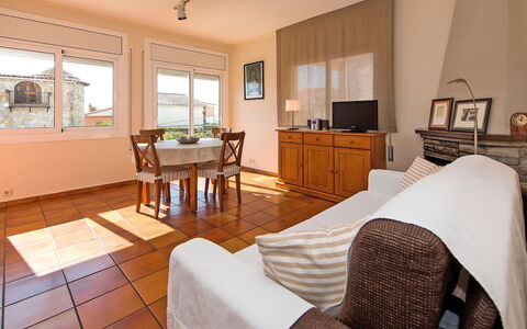 Estiu: Zimmer, Eigentum, Möbel, Interior Design, Gebäude, Fussboden, Grundeigentum, Hartholz, Wohnzimmer, Haus