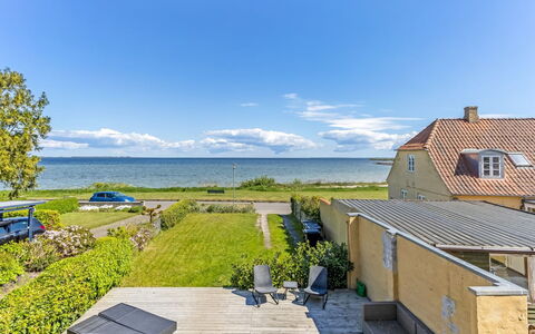 Ilze - 20M from the Sea: Dach, Haus, Zuhause, Hütte, Tür, Abstellgleis, Deck, Veranda, Planke, Hartholz