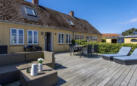 Ilze - 20M from the Sea: Dach, Haus, Zuhause, Hütte, Tür, Abstellgleis, Deck, Veranda, Planke, Hartholz