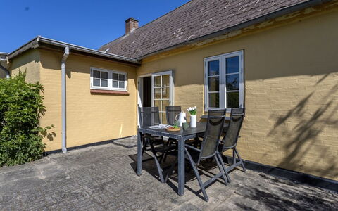 Ilze - 20M from the Sea: Dach, Haus, Zuhause, Hütte, Tür, Abstellgleis, Deck, Veranda, Planke, Hartholz