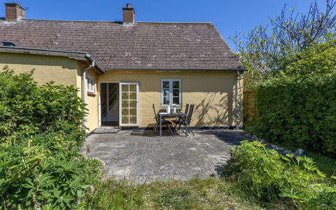 Ilze - 20M from the Sea: Dach, Haus, Zuhause, Hütte, Tür, Abstellgleis, Deck, Veranda, Planke, Hartholz
