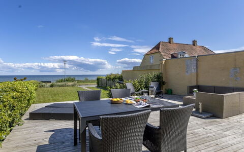 Ilze - 20M from the Sea: Dach, Haus, Zuhause, Hütte, Tür, Abstellgleis, Deck, Veranda, Planke, Hartholz
