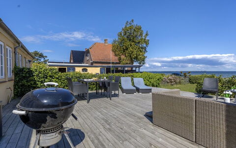 Ilze - 20M from the Sea: Dach, Haus, Zuhause, Hütte, Tür, Abstellgleis, Deck, Veranda, Planke, Hartholz
