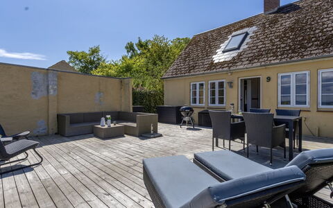 Ilze - 20M from the Sea: Dach, Haus, Zuhause, Hütte, Tür, Abstellgleis, Deck, Veranda, Planke, Hartholz