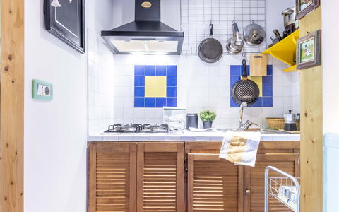 Suite Vogel: Küche, Major Appliance, Küchengerät, Holz, Flooring, Möbel, Interior Design, Countertop, Fussboden, Cabinetry