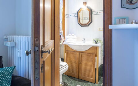 Suite Vogel: Holz, Bad Sink, Interior Design, Flooring, Armatur, Fussboden, Sinken, Zapfhahn, Badezimmerschrank, Badezimmer
