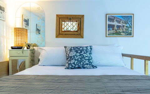 Suite Vogel: Möbel, Bett, Interior Design, Bedding, Schlafzimmer, Bettdecke, Wand, Kissen, Zimmer, Fussboden