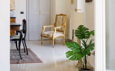 Operapartment: Möbel, Interior Design, Gelb, Flooring, Fussboden, Stuhl, Zimmer, Wohnzimmer, Holzboden, Formen