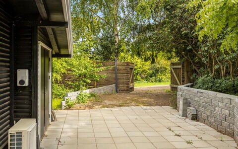 Afke - 660M from the Sea: Garten, Ground, Schatten, Hinterhof, Beton, Walkway, Flagstone, Landscaping, Garten, Gartenbauten