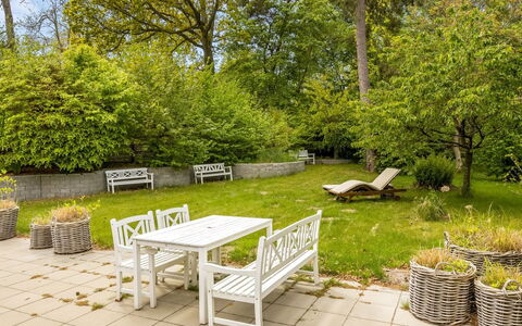 Afke - 660M from the Sea: Möbel, Blatt, Gartenmöbel, Strauch, Garten, Stuhl, Ground, Frühling, Tisch Im Freien, Schatten