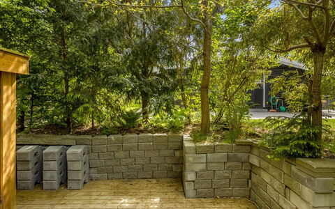Afke - 660M from the Sea: Backstein, Steinwand, Garten, Mauerwerk, Schatten, Flagstone, Beton, Planke, Landscaping
